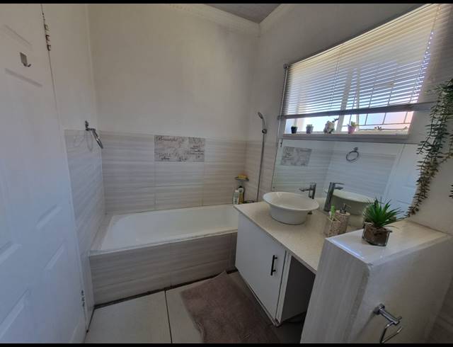 3 BEDROOM FREEHOLD FOR SALE IN SCHEEPERSHOOGTE